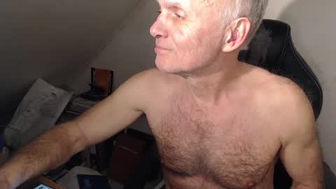 Snapshot of thestrip01 chatting on 01.11.26 NudeDJ online show from 01.11.26