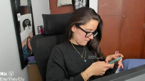 Snapshot of thetropicalseduction chatting on 04.21.26 Nicole online show from 04.21.26