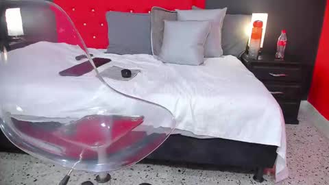 Thia Gomez online show from 03.12.25