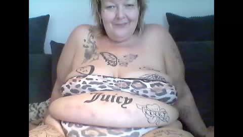 Snapshot of thickdarkangel chatting on 05.10.26 thickdarkangel online show from 05.10.26