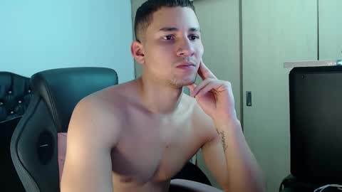 Snapshot of thin_tommy11 chatting on 01.09.25 thin_tommy11 online show from 01.09.25