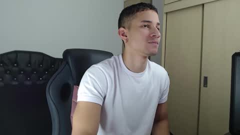 Snapshot of thin_tommy11 chatting on 02.25.25 thin_tommy11 online show from 02.25.25