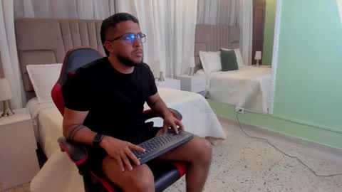 Snapshot of thom_houston chatting on 11.19.25 Thom Houston online show from 11.19.25