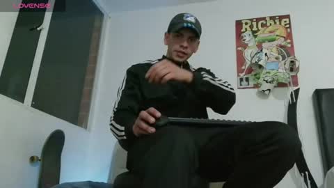 Snapshot of thomasjons chatting on 06.13.26 thomasjons online show from 06.13.26