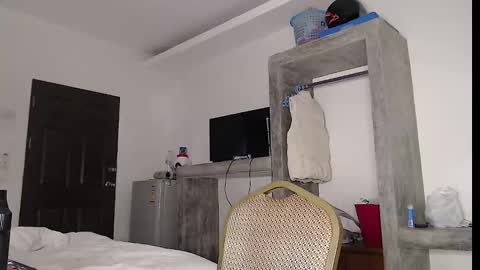 Snapshot of thybautsenses chatting on 09.20.25 thybautsenses online show from 09.20.25