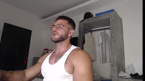 Snapshot of thybautsenses chatting on 09.25.25 thybautsenses online show from 09.25.25