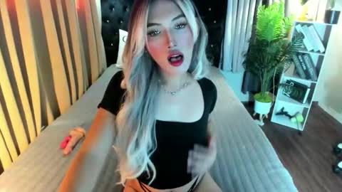 Snapshot of tiffany_welson chatting on 09.29.25 tiffany online show from 09.29.25
