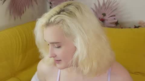 Snapshot of tiffanyjons chatting on 10.28.25 tiffanyjons online show from 10.28.25