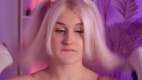 Snapshot of tiffanyjons chatting on 12.04.25 tiffanyjons online show from 12.04.25