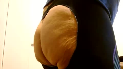 Snapshot of tightshortsspank chatting on 04.27.26 Tightshortsspank online show from 04.27.26