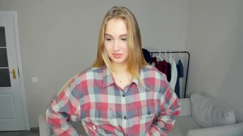 Snapshot of tilliecristello chatting on 11.09.25 Elizabeth Elize online show from 11.09.25