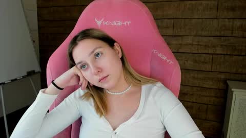 Snapshot of tinaburton chatting on 06.08.26 TinaBurton online show from 06.08.26