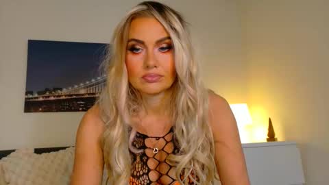 tinkerbell822 online show from 10.27.25