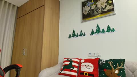 Snapshot of tiny_cute chatting on 12.21.24 Lia online show from 12.21.24