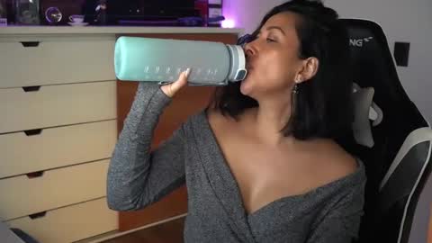 Snapshot of tiny_panther chatting on 01.21.25 Ana Molly online show from 01.21.25