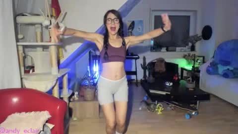 Snapshot of tiny_williams chatting on 10.13.25 Tiny online show from 10.13.25