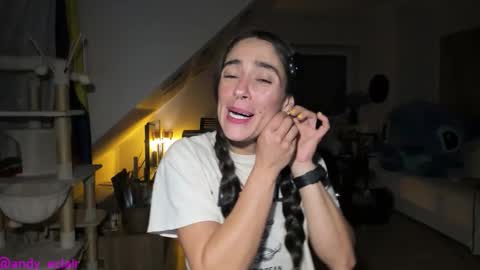 Snapshot of tiny_williams chatting on 10.15.25 Tiny online show from 10.15.25