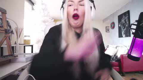 stage Kylie Sinner  brand CLITBAIT online show from 12.04.25