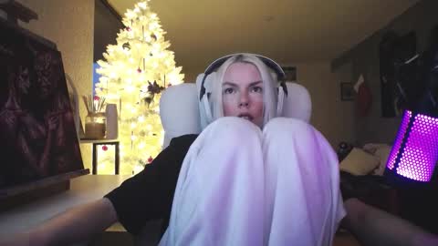 stage Kylie Sinner  brand CLITBAIT online show from 12.19.25