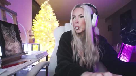 Snapshot of tinykylie chatting on 01.16.26 stage Kylie Sinner brand CLITBAIT online show from 01.16.26