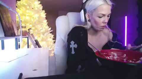 Snapshot of tinykylie chatting on 02.03.26 stage Kylie Sinner brand CLITBAIT online show from 02.03.26