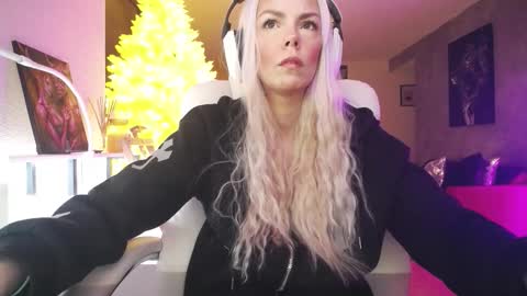 Snapshot of tinykylie chatting on 02.03.26 stage Kylie Sinner brand CLITBAIT online show from 02.03.26