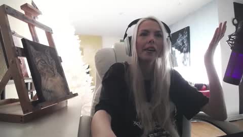 Snapshot of tinykylie chatting on 02.10.26 stage Kylie Sinner brand CLITBAIT online show from 02.10.26