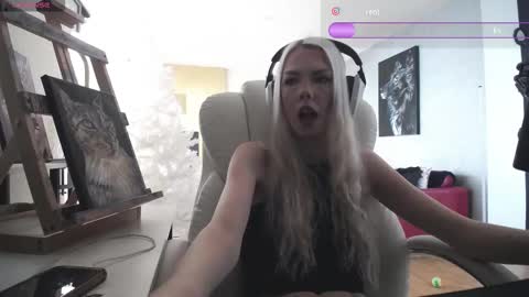 Snapshot of tinykylie chatting on 02.16.26 stage Kylie Sinner brand CLITBAIT online show from 02.16.26