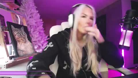 Snapshot of tinykylie chatting on 02.22.26 stage Kylie Sinner brand CLITBAIT online show from 02.22.26