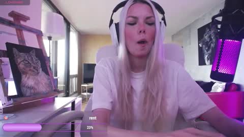 Snapshot of tinykylie chatting on 03.16.26 stage Kylie Sinner brand CLITBAIT online show from 03.16.26