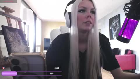 Snapshot of tinykylie chatting on 03.21.26 stage Kylie Sinner brand CLITBAIT online show from 03.21.26