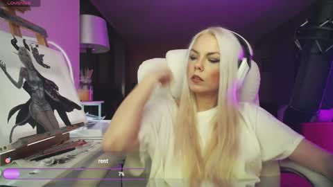 Snapshot of tinykylie chatting on 04.02.26 stage Kylie Sinner brand CLITBAIT online show from 04.02.26