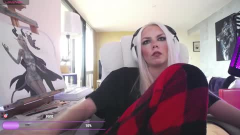 Snapshot of tinykylie chatting on 04.03.26 stage Kylie Sinner brand CLITBAIT online show from 04.03.26