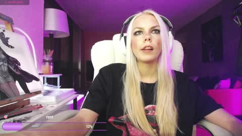 Snapshot of tinykylie chatting on 04.03.26 stage Kylie Sinner brand CLITBAIT online show from 04.03.26