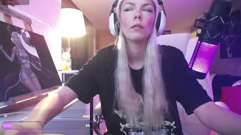 Snapshot of tinykylie chatting on 04.20.26 stage Kylie Sinner brand CLITBAIT online show from 04.20.26