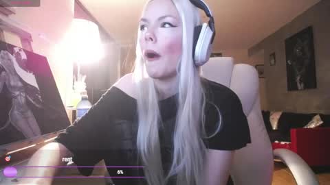 Snapshot of tinykylie chatting on 05.01.26 stage Kylie Sinner brand CLITBAIT online show from 05.01.26