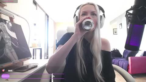 Snapshot of tinykylie chatting on 05.02.26 stage Kylie Sinner brand CLITBAIT online show from 05.02.26