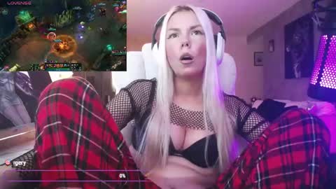 Snapshot of tinykylie chatting on 05.27.26 stage Kylie Sinner brand CLITBAIT online show from 05.27.26