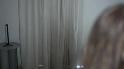 Snapshot of tinyxstar chatting on 11.09.25 Lili online show from 11.09.25