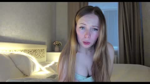 Snapshot of tixxxy chatting on 01.08.25 Maria online show from 01.08.25