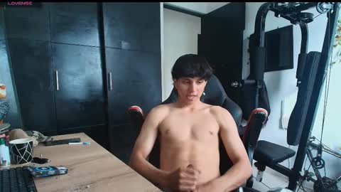 Snapshot of tokio2005 chatting on 12.17.25 tokio2005 online show from 12.17.25