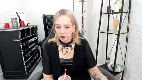 Snapshot of tollimoll chatting on 12.02.24 Tolli Moll online show from 12.02.24