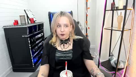 Snapshot of tollimoll chatting on 12.02.24 Tolli Moll online show from 12.02.24