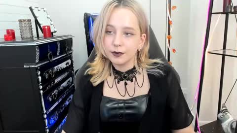 Snapshot of tollimoll chatting on 12.02.24 Tolli Moll online show from 12.02.24