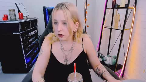 Snapshot of tollimoll chatting on 12.06.24 Tolli Moll online show from 12.06.24