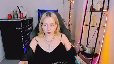 Snapshot of tollimoll chatting on 12.06.24 Tolli Moll online show from 12.06.24