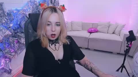 Snapshot of tollimoll chatting on 12.11.24 Tolli Moll online show from 12.11.24