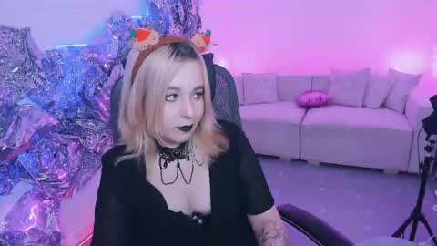 Snapshot of tollimoll chatting on 12.11.24 Tolli Moll online show from 12.11.24