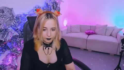 Snapshot of tollimoll chatting on 12.11.24 Tolli Moll online show from 12.11.24