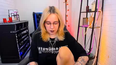 Snapshot of tollimoll chatting on 12.12.24 Tolli Moll online show from 12.12.24